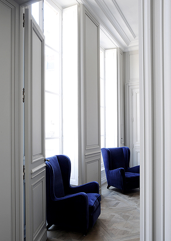 Deep bleu velvet fauteuil's in a Paris appartment, designed by Joseph Dirand