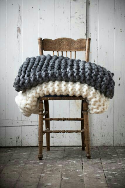 Very coarse knitted woollen plaids - via Cocoonhelden