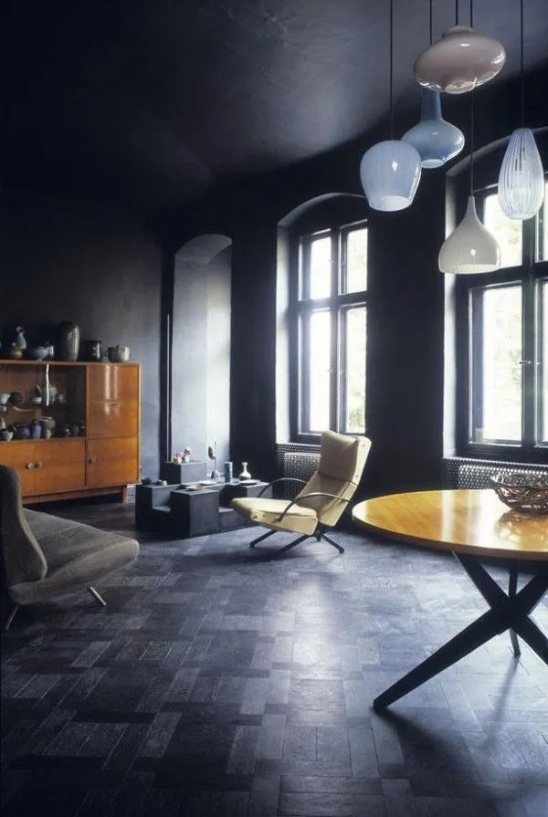 Wow, an all black interior, walls, ceiling, do you dare - via Pinterest