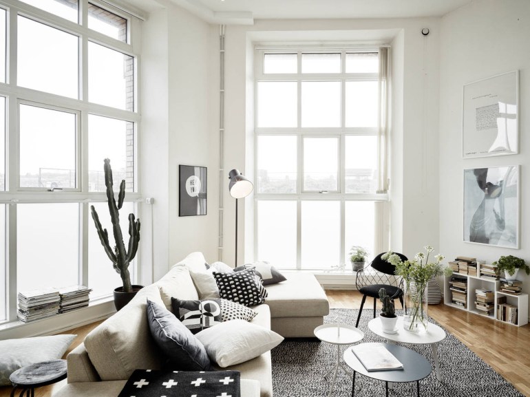 A maxi cactus in this beautiful apartment with very high ceilings - via Coco Lapine