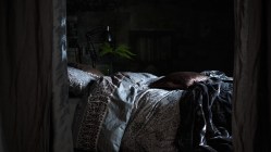 DARK BEDROOMS FOR THE DARK SEASON DARK BEDROOMS FOR THE DARK SEASON