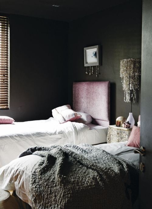 A dark bedroom in the now very trendy color combination Dusty Pink and Gray