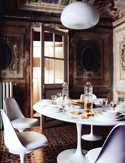 The Tulip chairs and table by Eero Saarinen in a highly ornamented renaissance room - via Paloma81