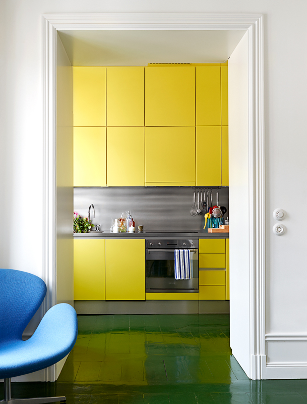 Yellow kitchen, green floor, photographed by Idha Lindhag