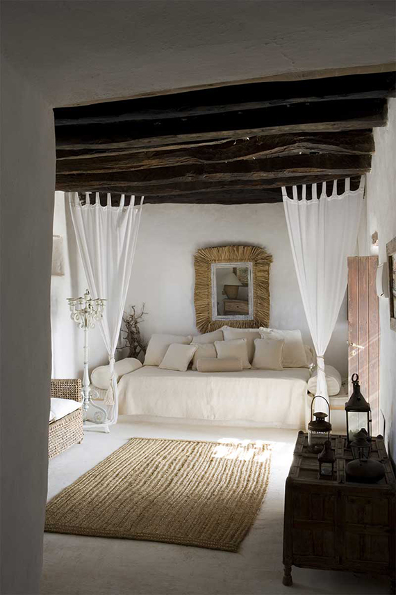 Beautiful monochrome interior with an Arabian touch and all natural colors - via My Paradissi