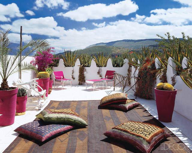 Roofterrace of the Moroccan holiday home of swimsuit designer Liza Bruce - via Elle Decor and CocoCozy