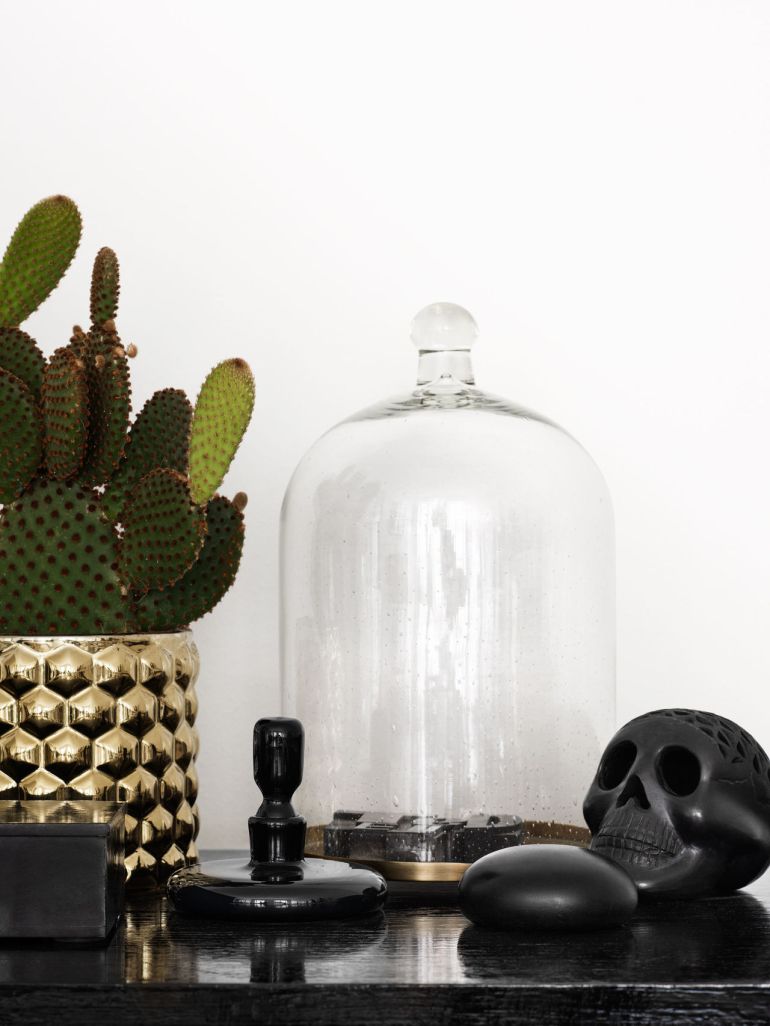 What a cool vignette, this brass pot with interesting pattern, filled with a trendy succulent, the skull figurine etc in the home of Evelina Kravaev Söderberg, head of Home Design at Hennes and Mauritz