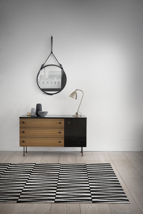 A cute little sideboard, great for a small city apartment. The mirror is a re-discovered design of Jaques Adnet, the rug by Woven Ground, the desklamp is a Bestlite BL2 - via Dear Designer