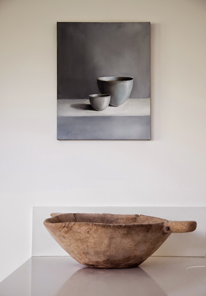 A rough and rustic wooden bowl in this otherwise clean and minimal interior, nice contrast - via Stil Inspiration