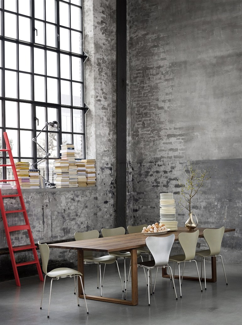 The classic 3107 from the Series 7 family by Arne Jacobsen for Fritz Hansen