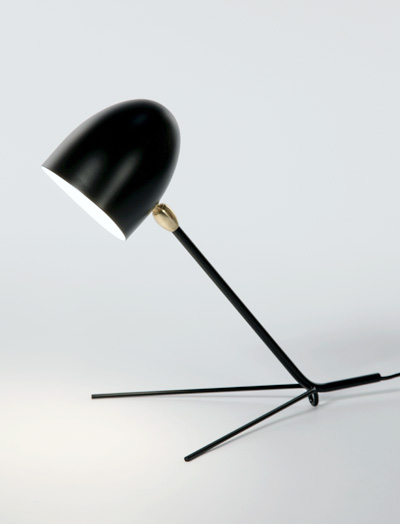 MDE-CCT An elegant triangular base supporting a slender, straight arm and cylindrical shade allows this deceivingly simple lamp