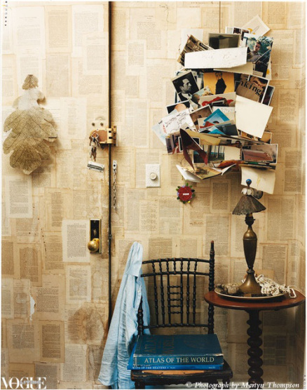 Old bookpages as wallpaper, smart and cheap!