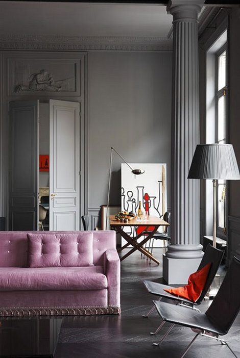 Pink and grey, a great combination with this wow-sofa in pink velvet - via Edison Avenue