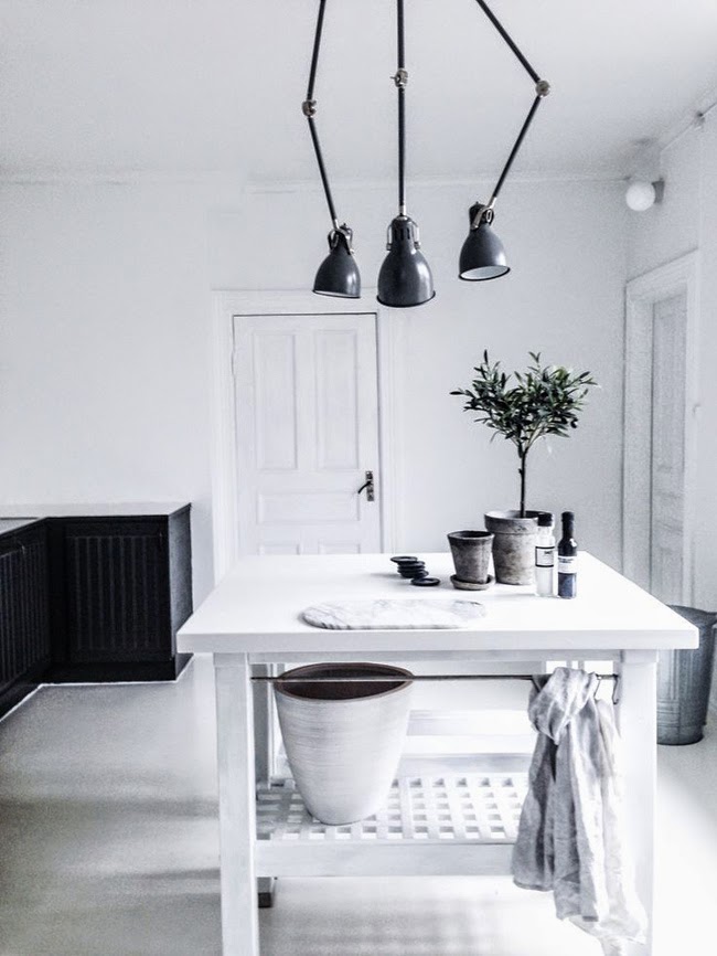 Black and white interiors - via Stil Inspiration